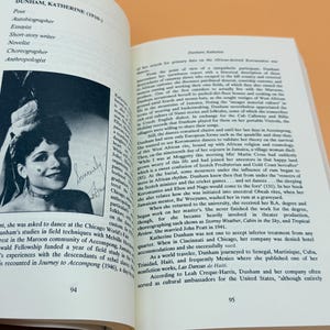 Pu&ograve; includere: Un libro aperto mostra una fotografia in bianco e nero di Katherine Dunham, coreografa e antropologa. Il testo a sinistra elenca le sue professioni. I numeri di pagina 94 e 95 sono visibili.