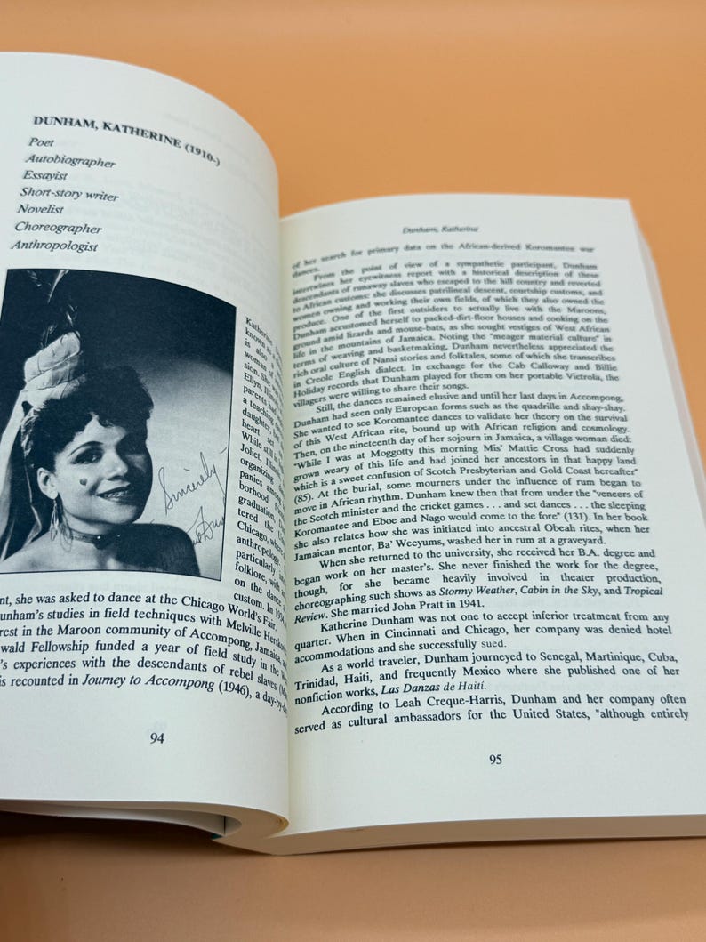 Pu&ograve; includere: Un libro aperto mostra una fotografia in bianco e nero di Katherine Dunham, coreografa e antropologa. Il testo a sinistra elenca le sue professioni. I numeri di pagina 94 e 95 sono visibili.