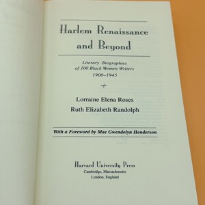 Pu&ograve; includere: Un set di tre tazze in ceramica con finitura opaca e macchiettata. Le tazze sono nei toni crema, grigio chiaro e grigio scuro. Ogni tazza ha un design semplice e minimalista, perfetto per caff&egrave; o t&egrave;.