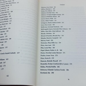 Pu&ograve; includere: Un set di tre tazze in ceramica con finitura opaca e macchiettata. Le tazze sono nei toni del crema, grigio chiaro e grigio scuro. Ogni tazza ha un design semplice e minimalista e un manico arrotondato.