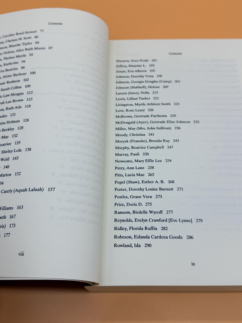 Pu&ograve; includere: Un set di tre tazze in ceramica con finitura opaca e macchiettata. Le tazze sono nei toni del crema, grigio chiaro e grigio scuro. Ogni tazza ha un design semplice e minimalista e un manico arrotondato.