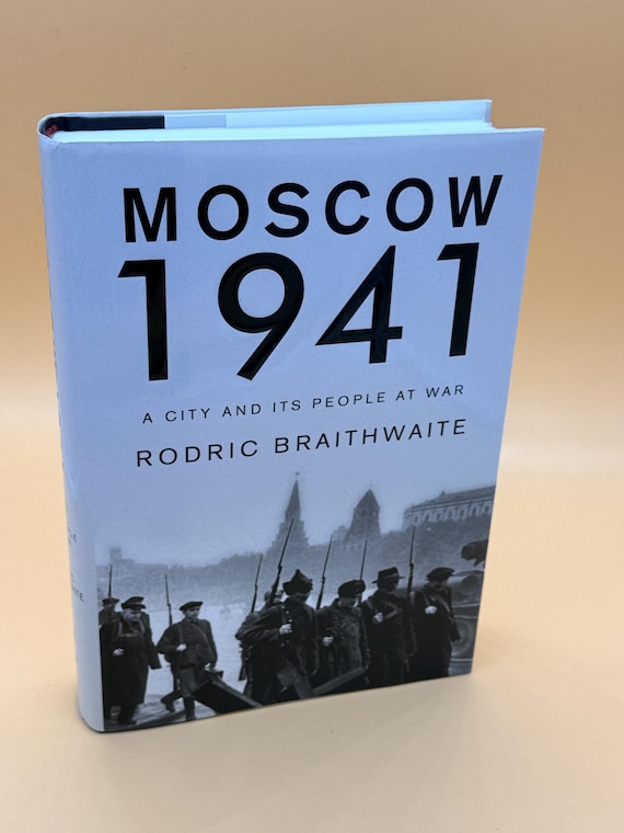 Moscow 1941 A City and Its People at War by Rodric Braithwaite 2006 Knopf Publishing History books