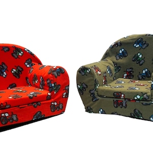 Puede incluir: Dos sillones para ni&ntilde;os con tela estampada de tractores. Un sill&oacute;n es rojo y el otro es verde.