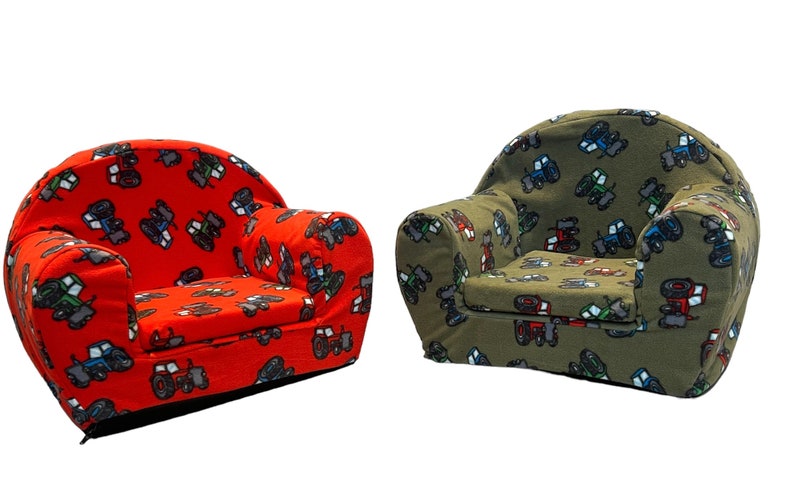 Puede incluir: Dos sillones para ni&ntilde;os con tela estampada de tractores. Un sill&oacute;n es rojo y el otro es verde.