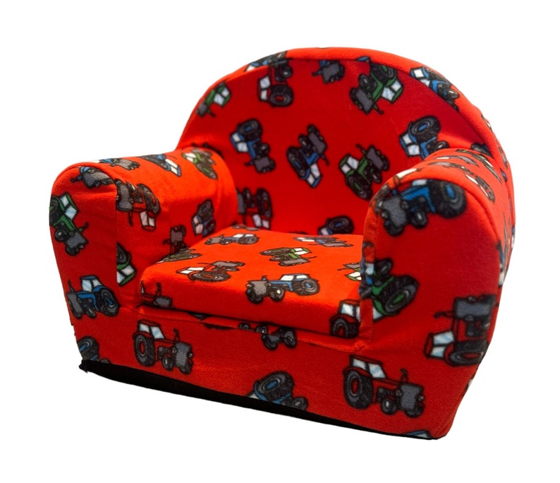 Puede incluir: Sill&oacute;n rojo para ni&ntilde;os con tejido estampado de tractores. El sill&oacute;n tiene un asiento y un respaldo acolchados.