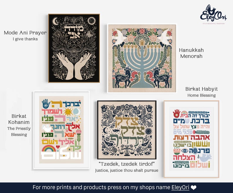 K&ouml;nnte beinhalten: Eine Sammlung gerahmter Kunstdrucke mit hebr&auml;ischen Texten und dekorativen Designs. Die Drucke enthalten S&auml;tze wie "Mode Ani Prayer", "Hanukkah Menorah" und "Birkat Kohanim". Die Farbpalette umfasst Schwarz, Wei&szlig;, Gold und verschiedene andere Farben.