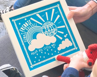 Stampa artistica incorniciata personalizzata New Baby Sunshine Cloud Nursery Art per neonato o regalo per il primo compleanno, disponibile in blu, grigio, rosa e giallo.