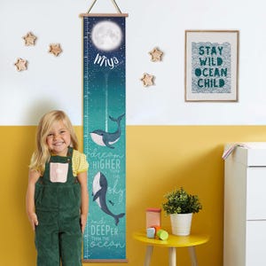 Personalisierte Wale träumen tiefer als der Ozean Leinwand Messlatte für Körpergröße, Kinder Wandbehang, Meerestiere Kinderzimmer Dekor in Fuß, cm