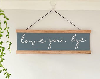 Letrero de roble para colgar en la pared "Love You Bye", con eslogan tipográfico para pasillo.
