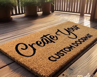 Puede incluir: Un felpudo rectangular de fibra de coco color canela con el texto negro Create Your CUSTOM DOORMAT impreso en una combinación de letra cursiva y de molde. La alfombra tiene una textura fibrosa y áspera sobre una superficie de madera.