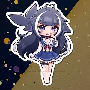 Puede incluir: Una pegatina con un personaje de anime chibi con uniforme de marinero. El personaje tiene cabello azul oscuro con reflejos blancos, ojos morados y un lazo rojo. El fondo es una mezcla de azul oscuro y dorado.