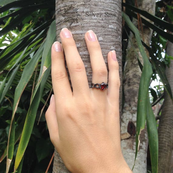 Anillo Negro Plata de Ley Piedra Rojo Granate Diametro Interior Cualquier Tamano Diseno de Joyeria Incluye Embalaje Plata Estilo Sol Hecho a Mano De Bali Etsy Mexico