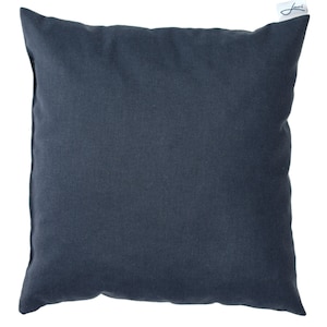 Puede incluir: Una almohada cuadrada de color azul oscuro con una etiqueta blanca que dice "Lauri" en una fuente de escritura.