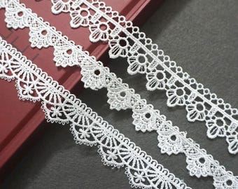 Off White Venice Lace Trim: Scalloped Flower, 1 Inch Wide