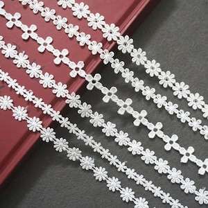 Off-White Venice Lace Trim: Floral Scalloped Guipure Bridal Lace - 1/2 inch