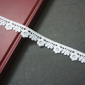 Off White Floral Venice Lace Trim: Scalloped Guipure Bridal Lace (7/8 Inch)