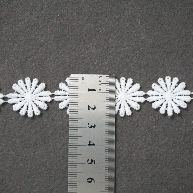 Venice Lace Trim: Round Flower Pattern, Off-White DIY Decor C