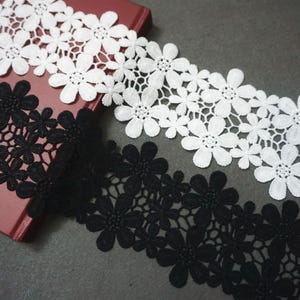 Off White Floral Venice Lace Trim: Scalloped Guipure Lace - By The Yard