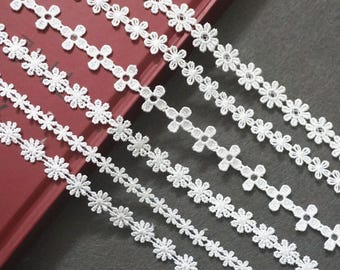 Off-White Venice Lace Trim: Floral Scalloped Guipure Bridal Lace - 1/2 inch