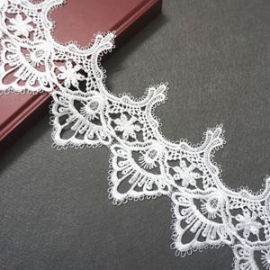 Off White Venice Lace Trim: Floral Scalloped Guipure Lace - By The Yard