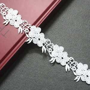 Off-White Venice Lace Trim: Floral Scalloped Guipure Bridal Lace