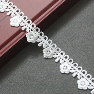 Off White Venice Lace Trim: Floral Guipure Lace Edge, 7/8 inch