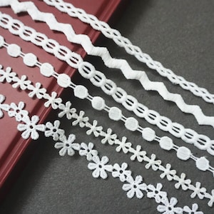 Off-White Venice Lace Trim: Floral Scalloped Guipure Bridal Lace - 1/2 inch