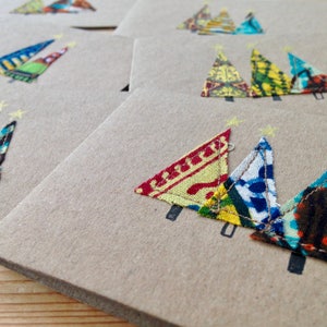 Cartes de Noël fabriquées à la main (5 x petites) - design unique, arbre de Noël fait main, tissu imprimé africain, carte recyclée marron