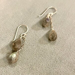 Brincos de prata esterlina com pedra preciosa labradorita lapidada com duas joias e corrente
