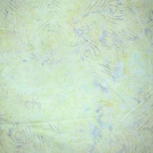 Könnte beinhalten: Ein hellgrüner Hintergrund mit einem dezenten Muster aus weißen und grauen Wirbeln.