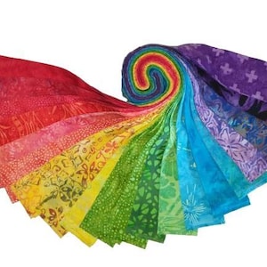 Op de afbeelding: Een regenboogkleurige stoffen rol met diverse patronen. De kleuren variëren van rood tot paars. Ideaal voor quilt- en knutselprojecten. De stof is ongeveer 2.5 cm breed.