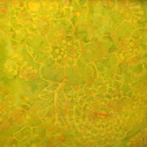 Op de afbeelding: Close-up van een stof met een bloemenpatroon. De achtergrond is lichtgroen met gele en oranje accenten. Het bloemmotief heeft grote, gestileerde bloemen en bladeren in geel en oranje.