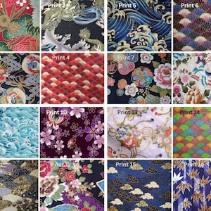 Puede incluir: Una colección de dieciséis muestras de tela con varios patrones de inspiración japonesa. Los diseños incluyen motivos florales, de olas y geométricos en una gama de colores, como rojo, azul y dorado. Cada muestra está etiquetada con un número de "Print".