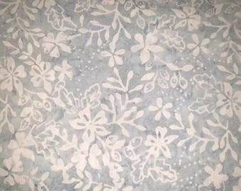 Handgefärbte Batik Meterware / Fat Quarter 100% Baumwolle Quilt Stoff Grau Flower Field