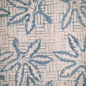Hand gefärbt Batik Meterware oder Long / Fat Quarter 100% Baumwolle Quilt Stoff Blaue Ahornblätter