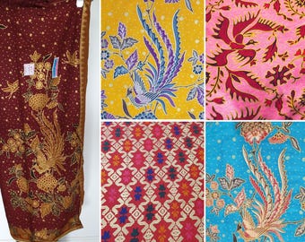 Pareo tradicional balinés de algodón dorado, ideal para cualquier traje de baño o playa.