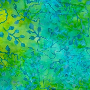 Puede incluir: Tela abstracta verde y azul con un patrón de hojas. La tela tiene un diseño de estilo batik.