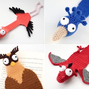 Puede incluir: Cuatro marcapáginas de animales de crochet. Un flamenco rojo, un pavo real azul, un búho marrón y un dragón rojo con alas grises.