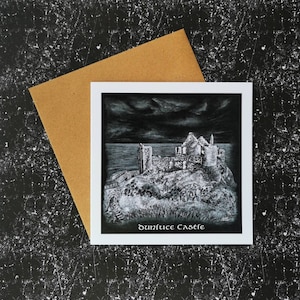 Könnte beinhalten: Eine Schwarzweißzeichnung von Dunluce Castle, einer historischen Burgruine an der Küste Nordirlands. Die Burg thront auf einer Klippe mit Blick auf das Meer, über der ein dramatischer Himmel liegt.