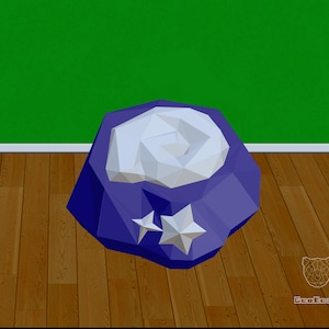 Puede incluir: Una rosa de origami azul y blanca con dos estrellas blancas en los pétalos. La rosa está sentada en un suelo de madera.