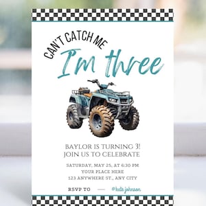 Peut inclure: Une invitation d'anniversaire avec une bordure à carreaux. L'invitation présente un quad bleu et vert avec le texte "Can't Catch Me I'm Three" en police bleue et blanche. L'invitation comprend également le texte "Baylor a 3 ans ! Rejoignez-nous pour fêter l'événement Samedi 25 mai, à 18h30 Votre lieu ici 123 Anywhere St., Any City RSVP à @kate johnson"
