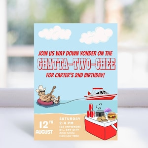 Puede incluir: Una invitación de fiesta con un fondo azul claro, con una ilustración de dibujos animados de un hombre tocando la guitarra en un flotador, un barco rojo y una nevera. El texto dice: "¡Únete a nosotros en Chatta-Two-Chee para el 2º cumpleaños de Carter!"