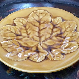 Choisy le Roi French Antique Leaf Majolica