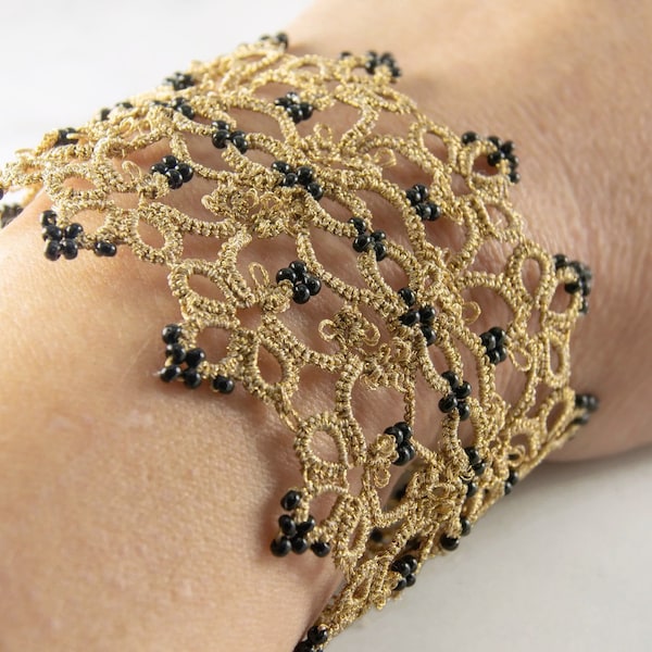 Bracelet manchette en dentelle frivolité victorien en noir et or, large bracelet néovictorien, bracelet en dentelle de perles, cadeau de Noël parfait pour femme