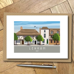 Puede incluir: Una ilustración de postal que representa una pintoresca escena de pueblo en Lenham, Kent. La postal presenta un edificio con techo de paja con un letrero que dice "Hotel" y una fila de casas inglesas tradicionales con árboles verdes y un cielo azul.