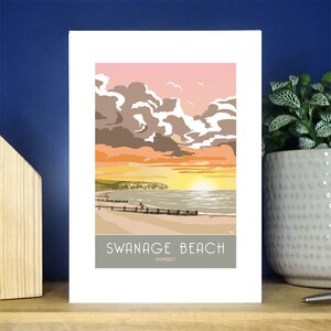 Amanecer en la playa de Swanage, sureste de Dorset. Tarjeta de felicitación vertical tamaño A6