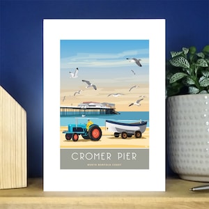 Cromer Pier, tractor en vissersboot. A6-wenskaart portret. Meer dan 500 om uit te kiezen.