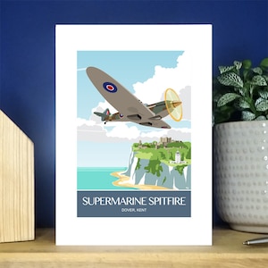 Supermarine Spitfire über den Kreidefelsen von Dover, Kent. A6 Hochformat Grußkarte.