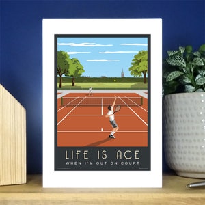 Herren Tennis Singles, Grußkarte, Cley Court, A6 Geschenk, Grußkarte. Über 500 zur Auswahl.