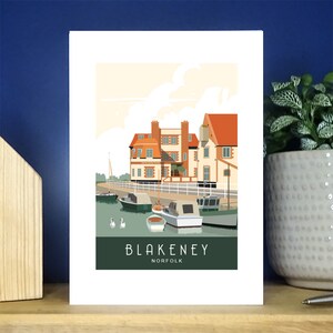 Outono de Blakeney Quayside, Norfolk norte. Cartão de boas vindas. Poster de viagem Art Déco Design de pôster de viagem. Mais de 500 para escolher.